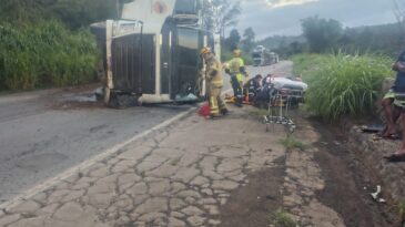 carreta-tomba-na-br-262-e-motorista-fica-preso-as-ferragens-em-joao-monlevade