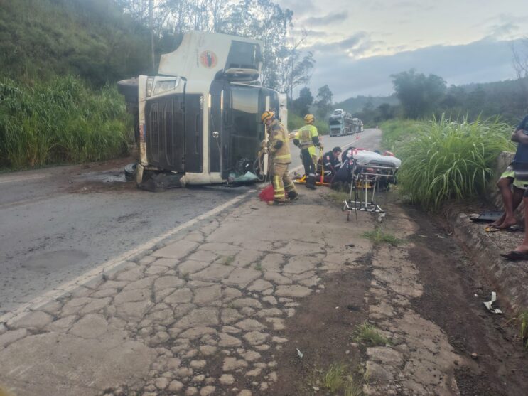 carreta-tomba-na-br-262-e-motorista-fica-preso-as-ferragens-em-joao-monlevade