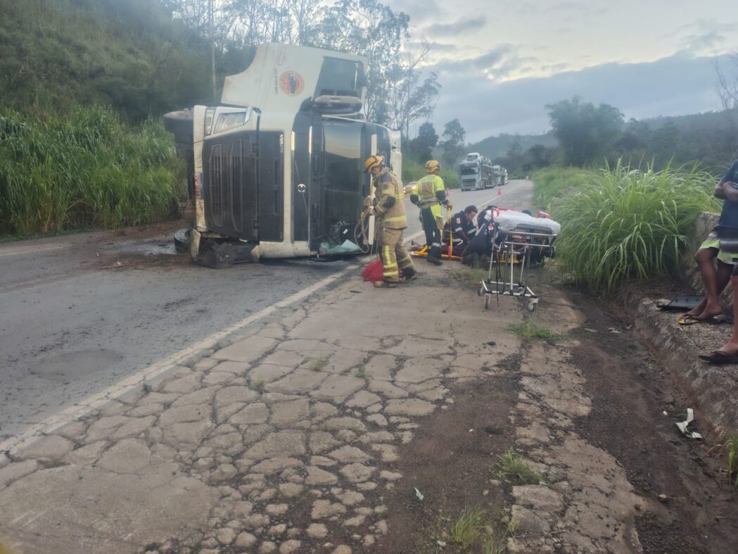 carreta-tomba-na-br-262-e-motorista-fica-preso-as-ferragens-em-joao-monlevade