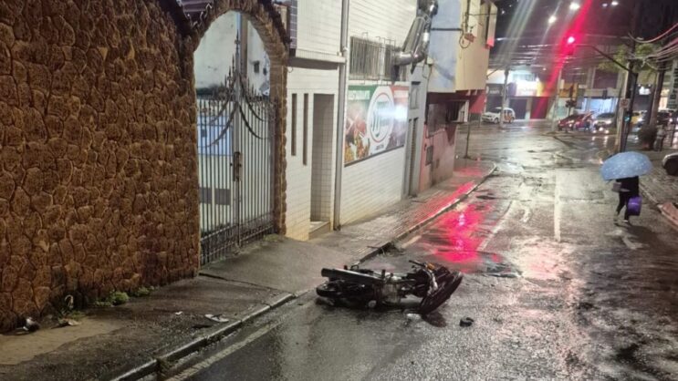 jovem-sofre-fratura-apos-acidente-de-moto-no-centro-de-itabira