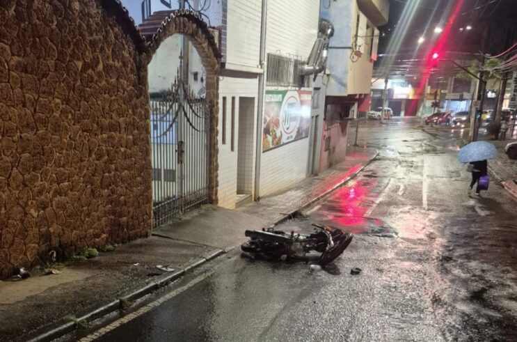 jovem-sofre-fratura-apos-acidente-de-moto-no-centro-de-itabira