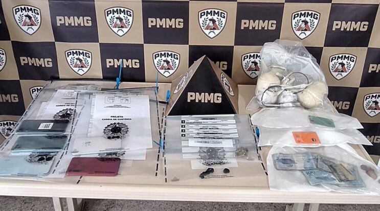 pm-cumpre-mandado-e-apreende-drogas-e-equipamentos-em-operacao-em-bairro-de-nova-era