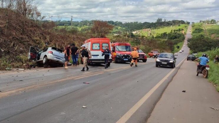 mulher-fica-ferida-em-acidente-entre-carro-e-caminhao-na-mgc-354