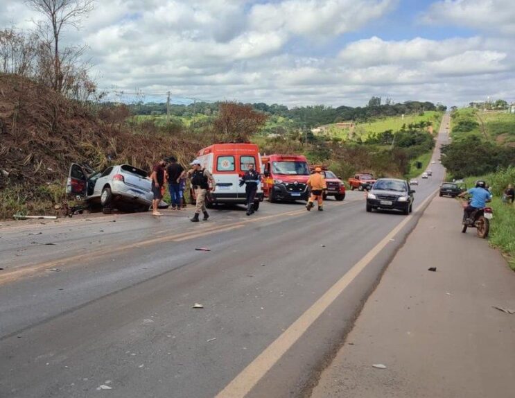 mulher-fica-ferida-em-acidente-entre-carro-e-caminhao-na-mgc-354