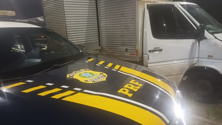 prf-recupera-caminhao-roubado-apos-fuga-na-br-381-em-sabara