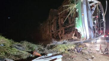 onibus-com-trabalhadores-tomba-deixando-um-morto-e-40-feridos