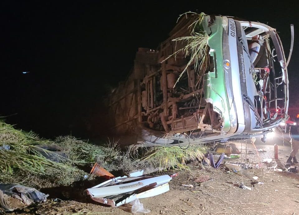 onibus-com-trabalhadores-tomba-deixando-um-morto-e-40-feridos