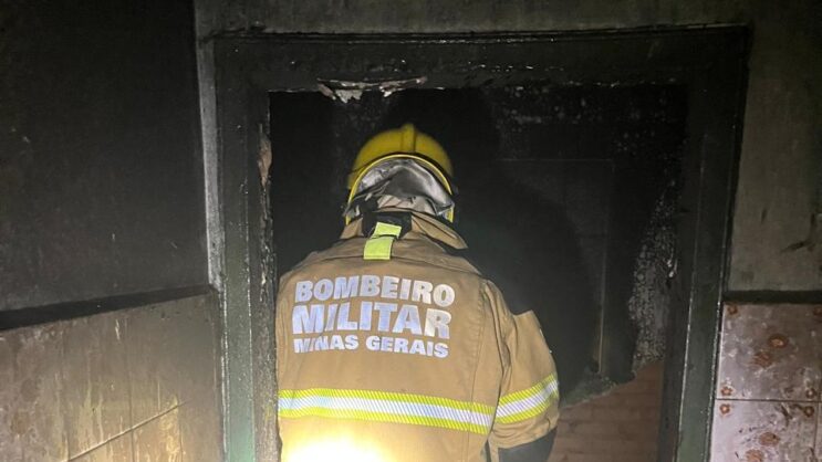 residencia-e-interditada-apos-incendio-e-risco-de-desabamento