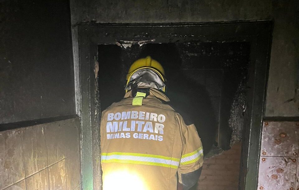residencia-e-interditada-apos-incendio-e-risco-de-desabamento