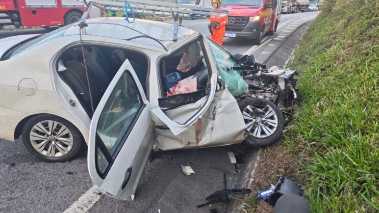 grave-acidente-entre-carro-e-carreta-deixa-dois-feridos-na-br-265
