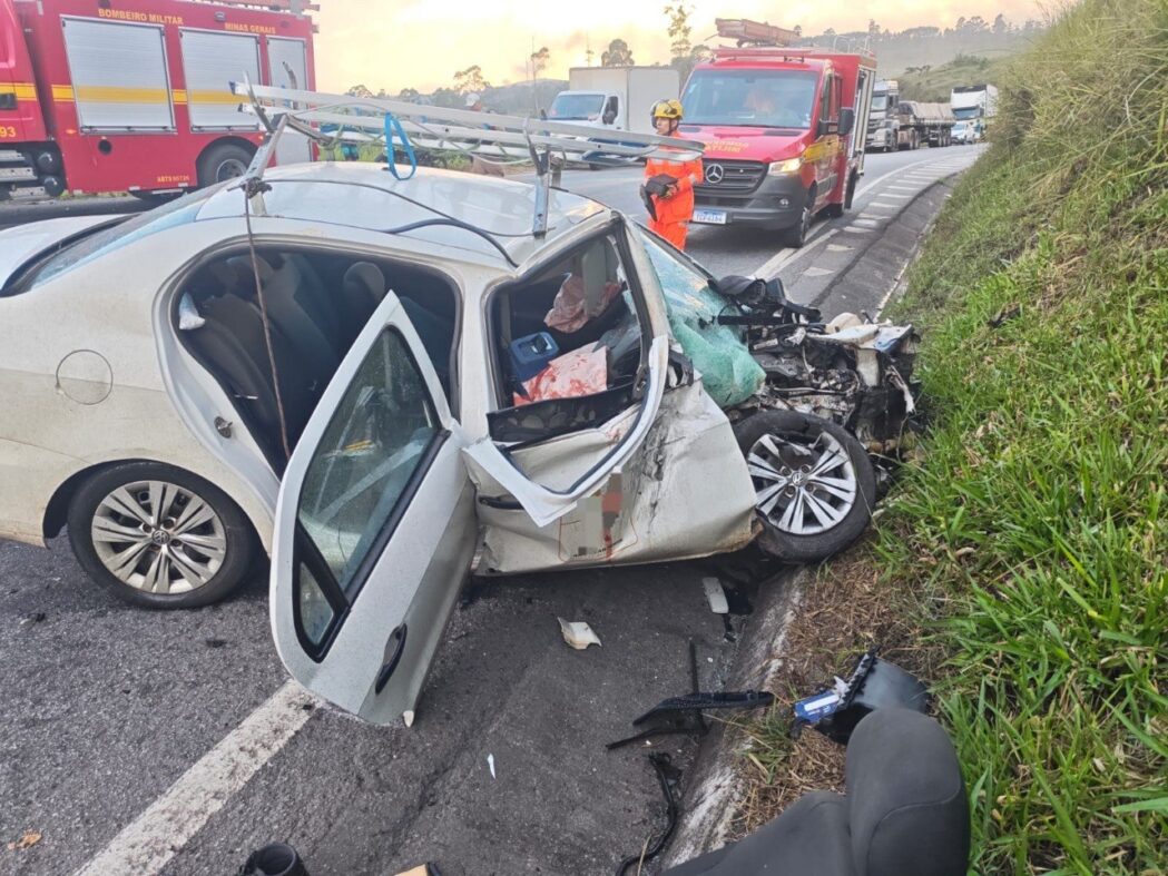 grave-acidente-entre-carro-e-carreta-deixa-dois-feridos-na-br-265
