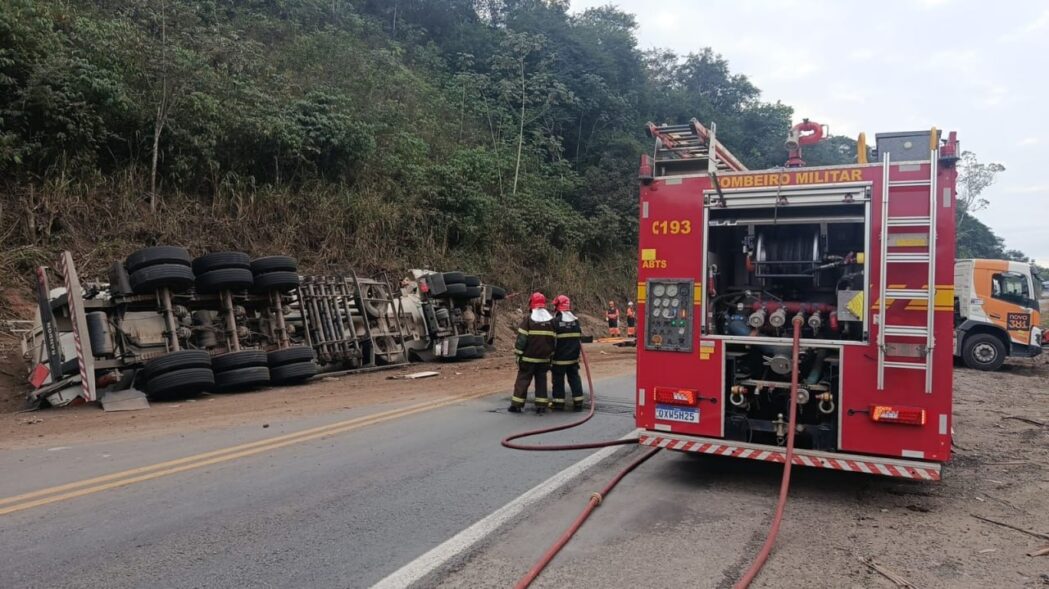 caminhao-tanque-com-combustivel-tomba-na-br-381-e-mobiliza-equipes-de-emergencia