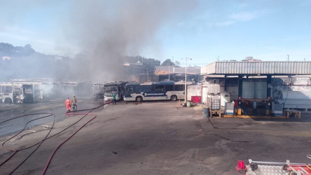 incendio-atinge-garagem-de-onibus-e-destroi-cerca-de-20-veiculos