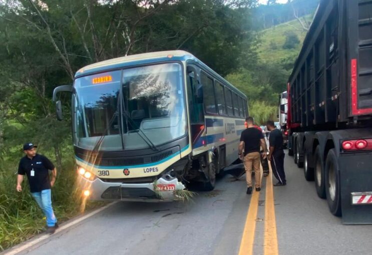 motorista-fica-preso-as-ferragens-apos-colisao-frontal-com-onibus