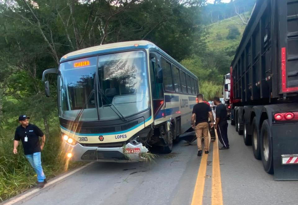 motorista-fica-preso-as-ferragens-apos-colisao-frontal-com-onibus
