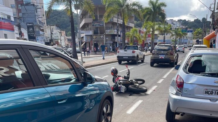 motociclista-fica-ferido-apos-bater-em-dois-carros-no-centro