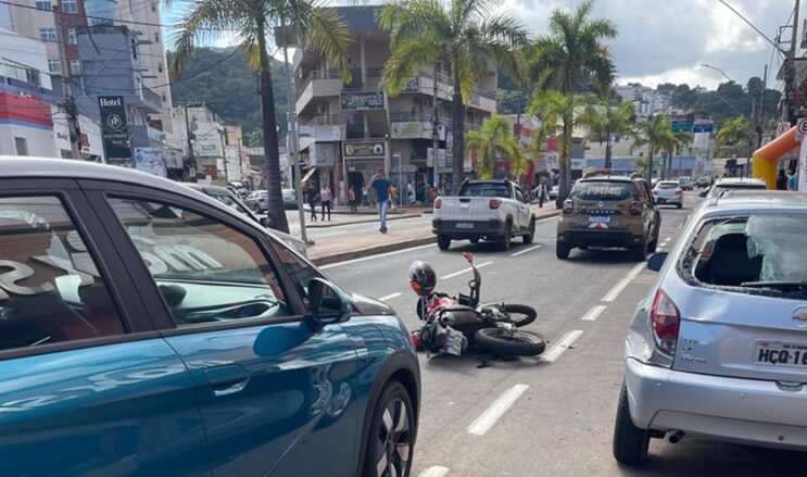 motociclista-fica-ferido-apos-bater-em-dois-carros-no-centro