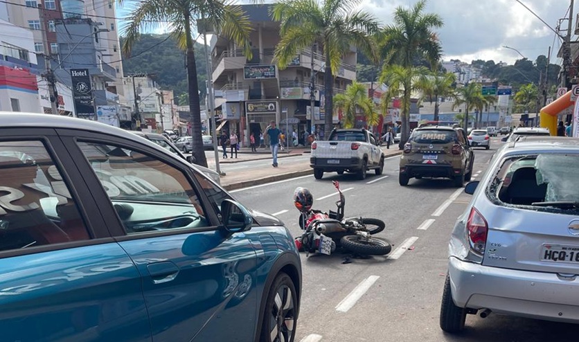 motociclista-fica-ferido-apos-bater-em-dois-carros-no-centro