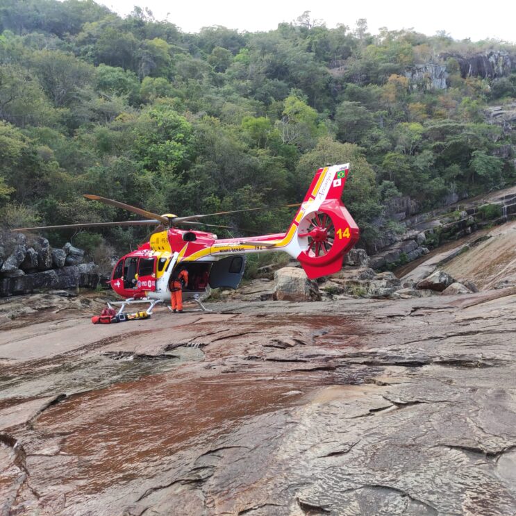 mulher-sofre-queda-em-cachoeira-e-e-resgatada-de-helicoptero