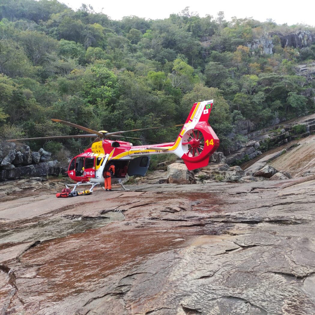 mulher-sofre-queda-em-cachoeira-e-e-resgatada-de-helicoptero