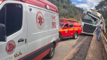 carreta-com-porcos-tomba-e-mobiliza-samu-e-bombeiros-de-itabira