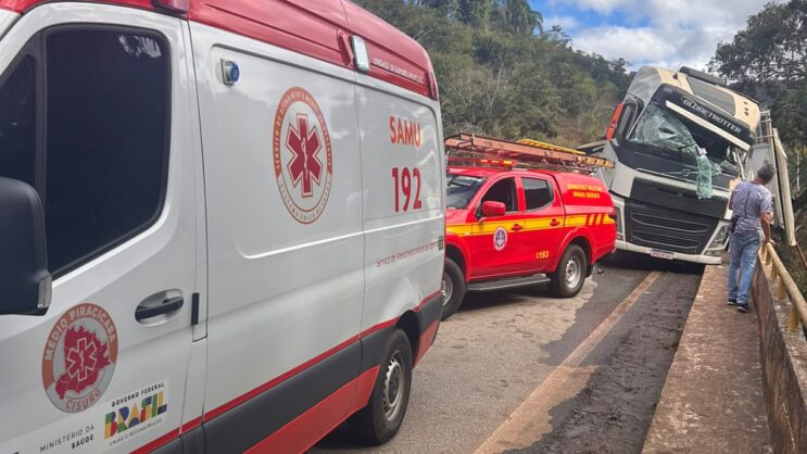 carreta-com-porcos-tomba-e-mobiliza-samu-e-bombeiros-de-itabira