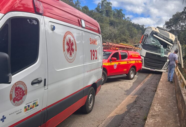 carreta-com-porcos-tomba-e-mobiliza-samu-e-bombeiros-de-itabira