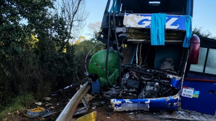 duas-pessoas-morrem-apos-acidente-entre-onibus-e-caminhao