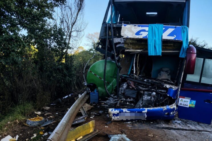 duas-pessoas-morrem-apos-acidente-entre-onibus-e-caminhao