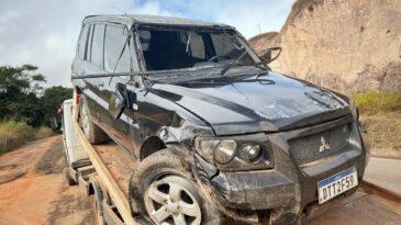 carro-capota-e-deixa-dois-feridos-na-mgc-120-em-ferros