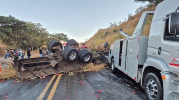 caminhao-com-melancias-tomba-e-deixa-motorista-preso-as-ferragens