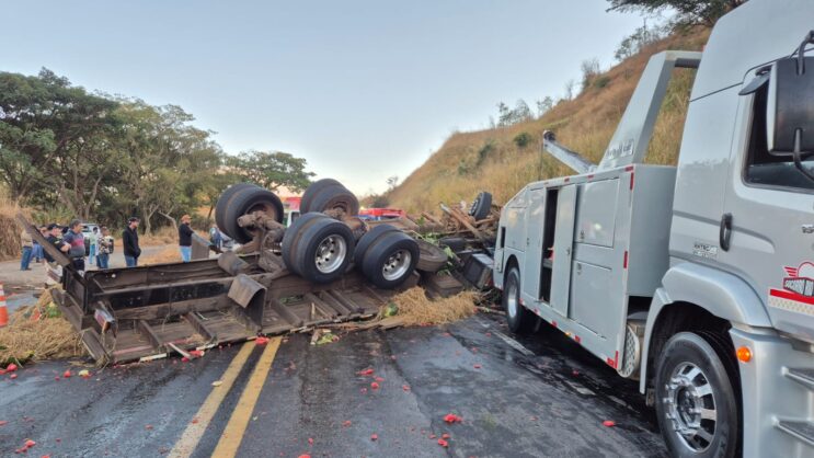 caminhao-com-melancias-tomba-e-deixa-motorista-preso-as-ferragens