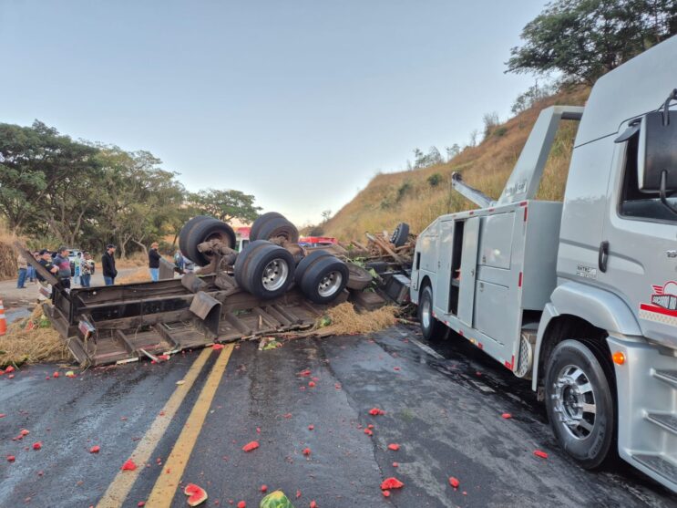 caminhao-com-melancias-tomba-e-deixa-motorista-preso-as-ferragens