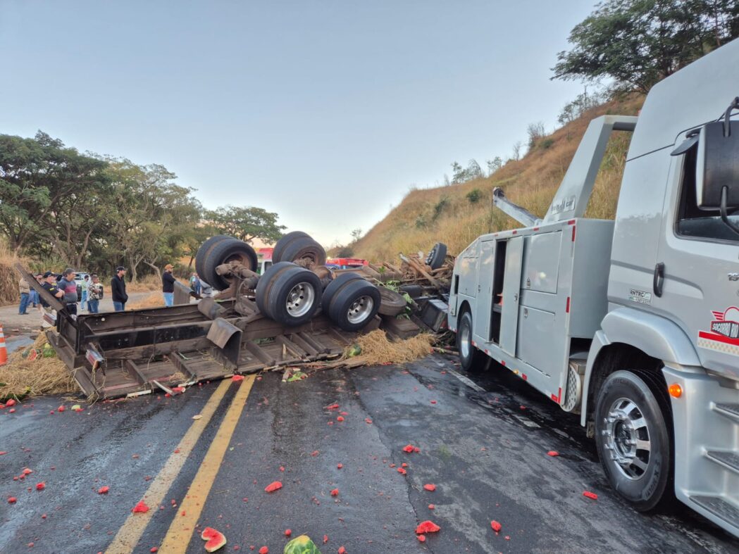 caminhao-com-melancias-tomba-e-deixa-motorista-preso-as-ferragens