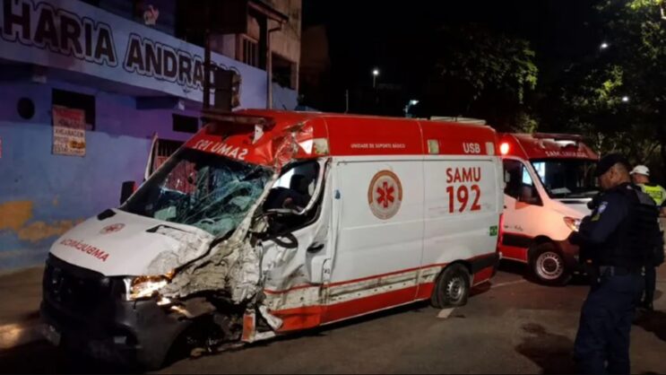 ambulancia-do-samu-bate-em-arvore-e-deixa-tres-feridos-em-bh