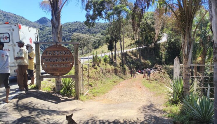 caminhao-capota-em-ipoema-e-deixa-duas-pessoas-feridas