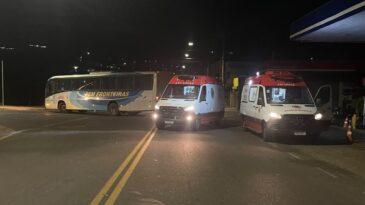 duas-pessoas-ficam-feridas-em-colisao-entre-motocicleta-e-onibus