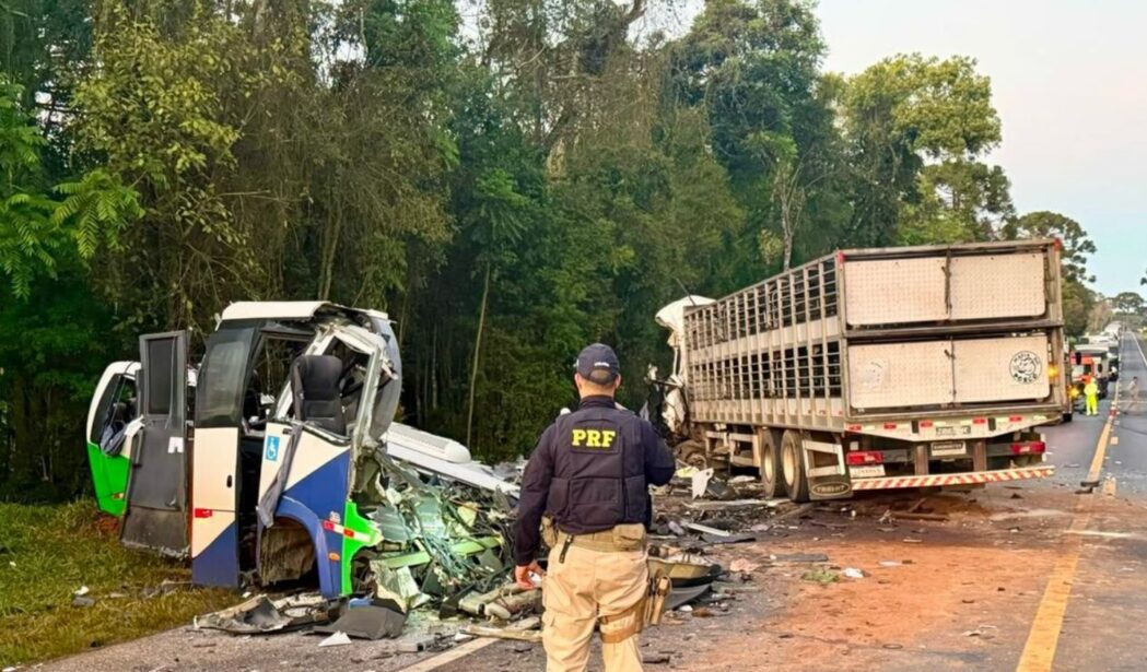 acidente-entre-micro-onibus-e-carreta-deixa-23-mortos-no-parana