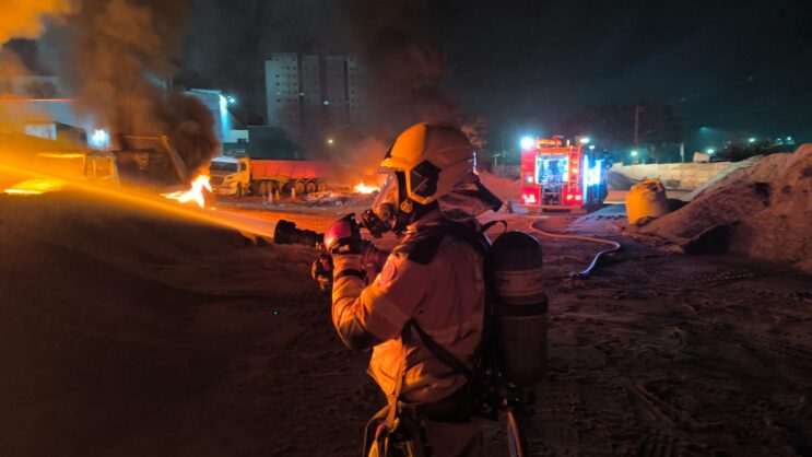 incendio-destroi-caminhoes-e-galpao-em-patio-de-empresa-em-ipatinga