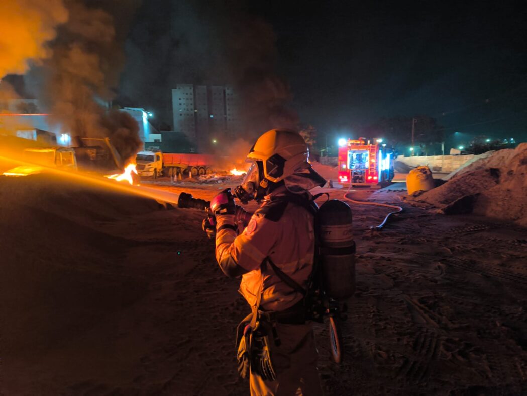 incendio-destroi-caminhoes-e-galpao-em-patio-de-empresa-em-ipatinga