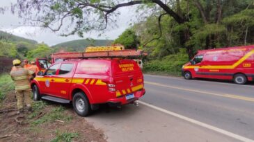 Mulheres ficam feridas após carro capotar e cair em talude