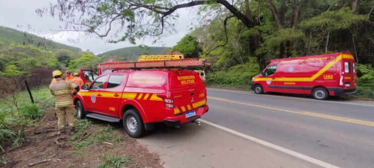 Mulheres ficam feridas após carro capotar e cair em talude