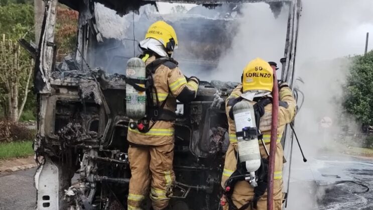 colisao-entre-caminhao-e-carreta-provoca-incendio-na-br-262