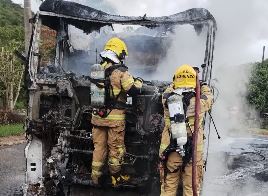 colisao-entre-caminhao-e-carreta-provoca-incendio-na-br-262