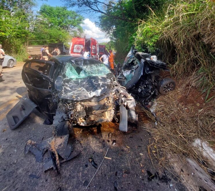 acidente-deixa-uma-pessoa-morta-e-duas-feridas-na-br-352-em-para-de-minas