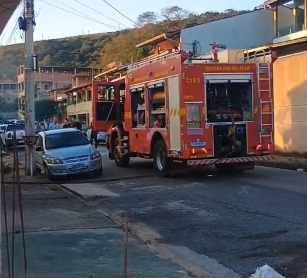 incendio-atinge-residencia-sob-igreja-no-gabiroba-em-itabira