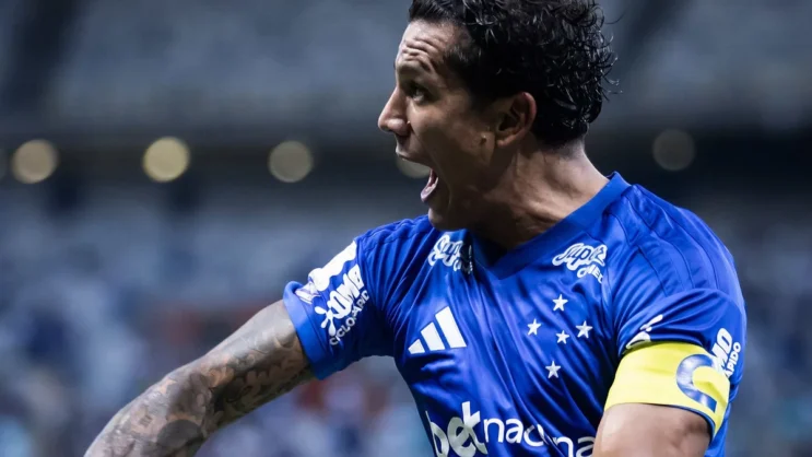 cruzeiro-vence-athletico-pr-e-ganha-forca-na-briga-pelo-g4