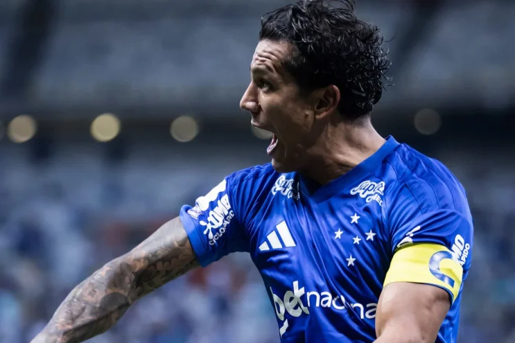 cruzeiro-vence-athletico-pr-e-ganha-forca-na-briga-pelo-g4