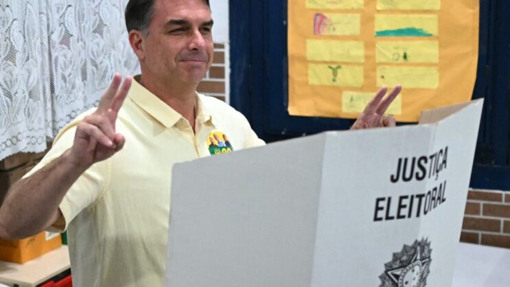 flavio-bolsonaro-vota-no-rio-de-janeiro-e-segue-para-brasilia-para-acompanhar-apuracao