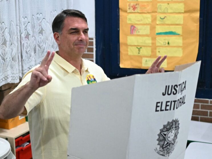 flavio-bolsonaro-vota-no-rio-de-janeiro-e-segue-para-brasilia-para-acompanhar-apuracao